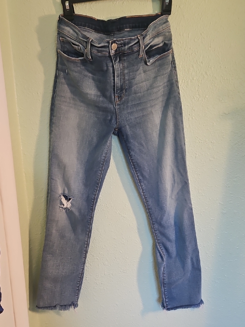 Hudson Jeans High-Rise Light Blue Slim Straight Jeans with Knee Rip